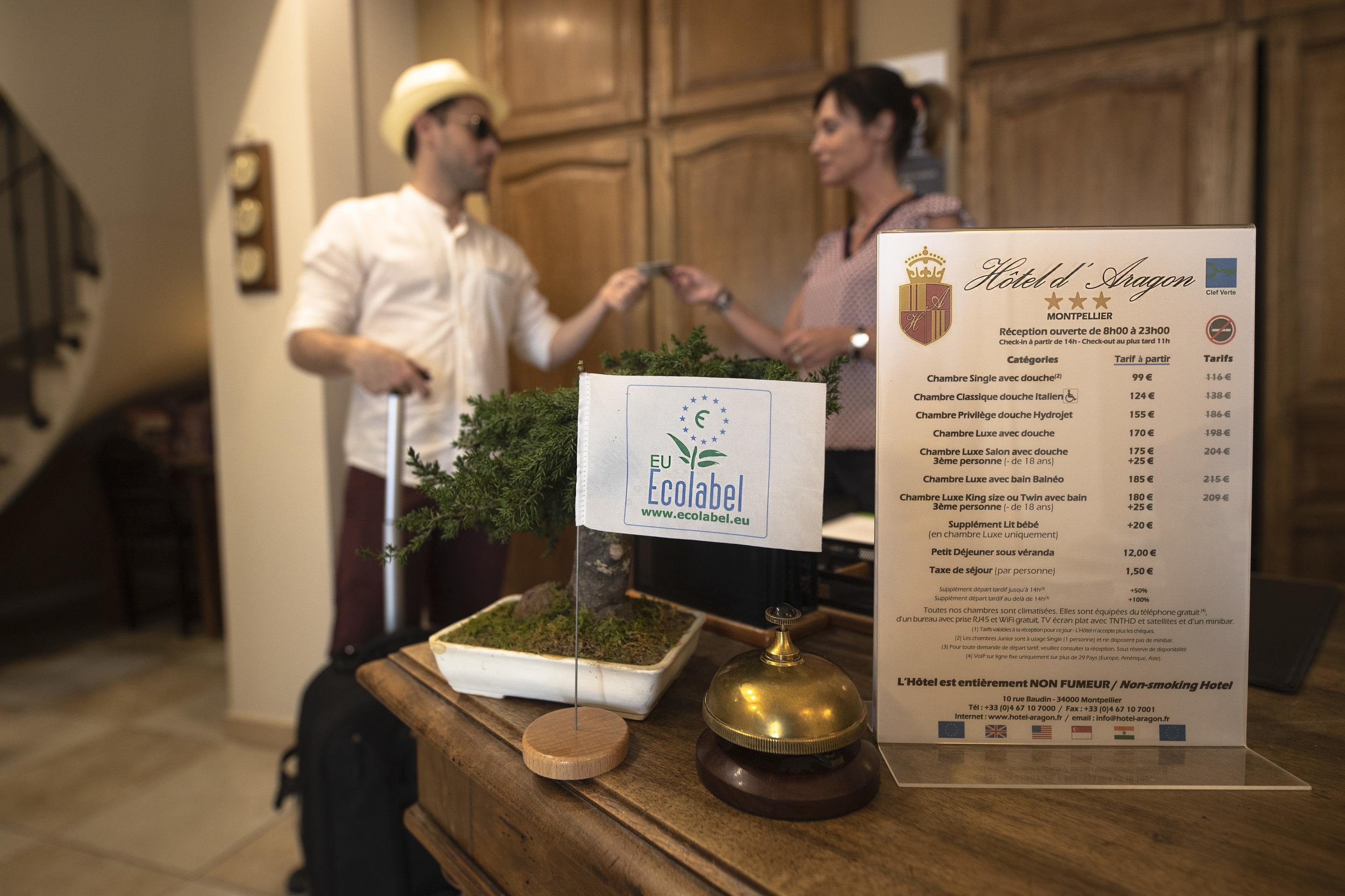 Hotel D'aragon - Place De La Comedie 3*