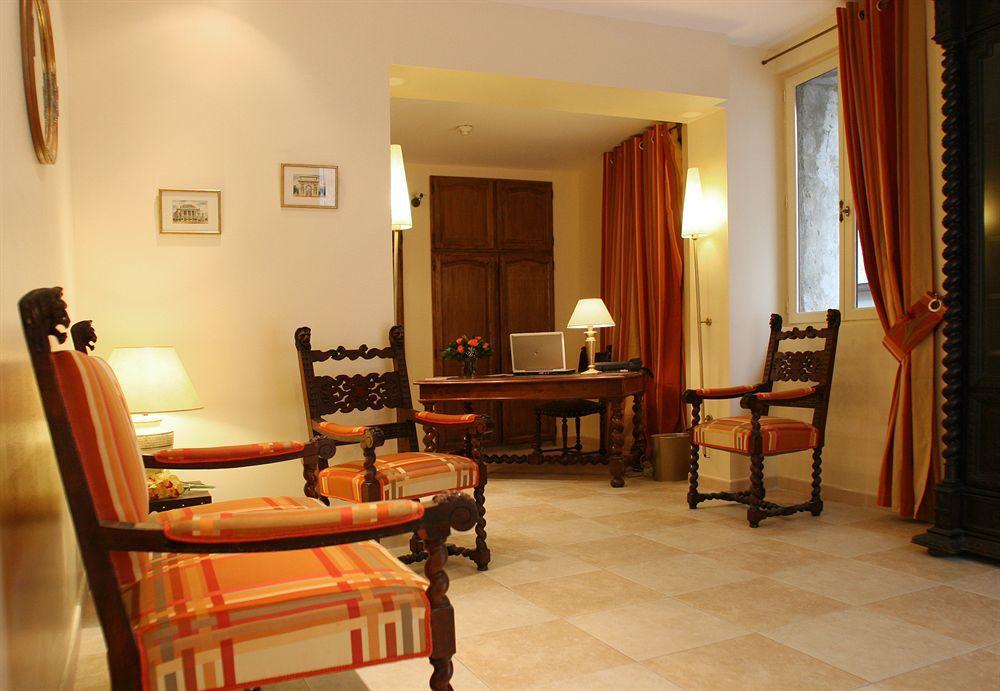 D'aragon - Place De La Comedie Hotel 3*