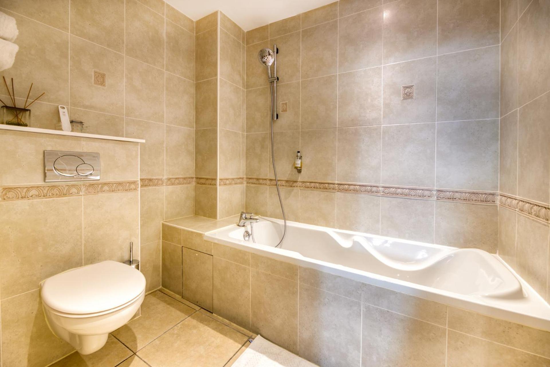 D'aragon - Place De La Comedie Hotel 3*