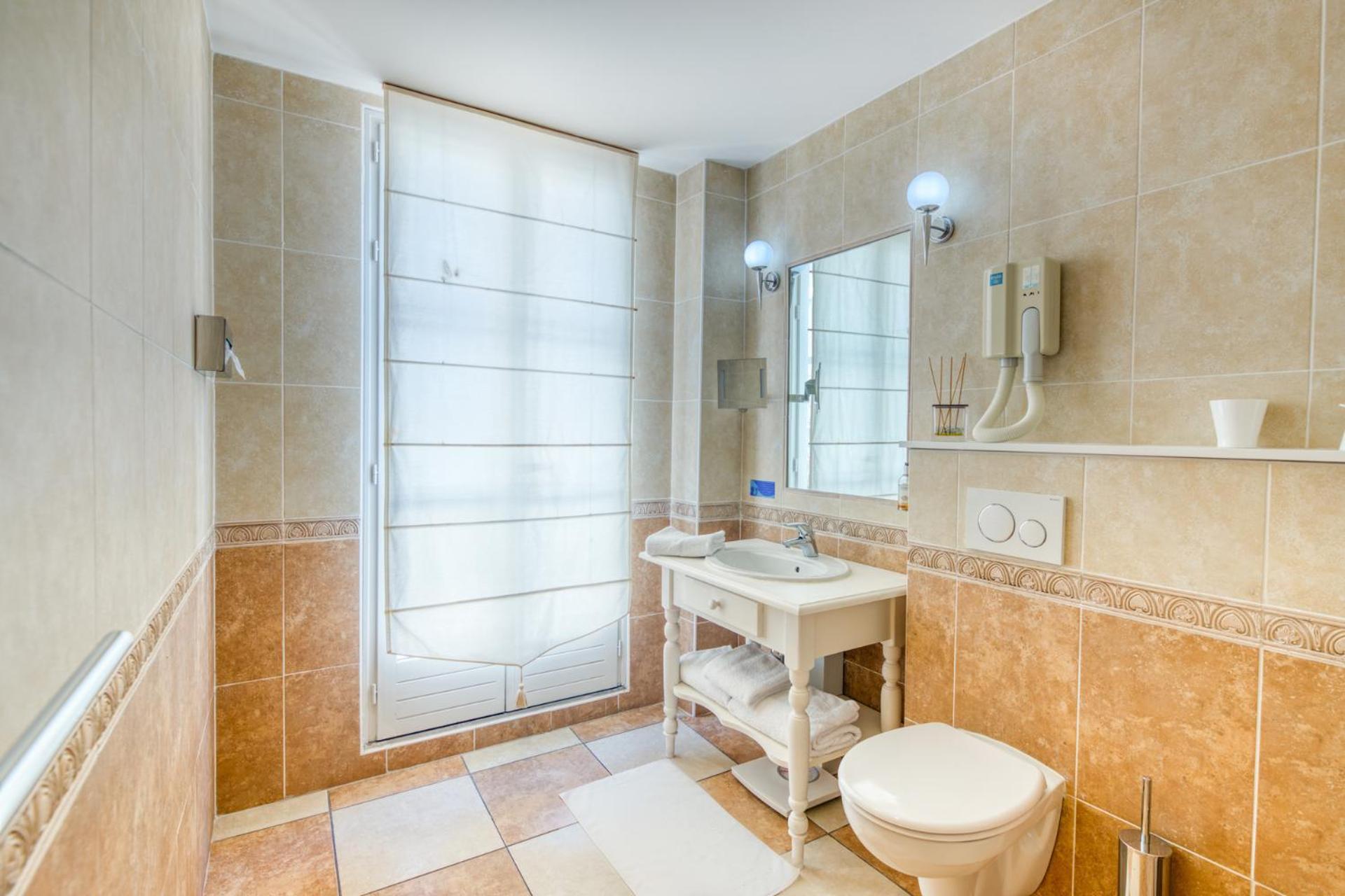 D'aragon - Place De La Comedie Hotel 3*